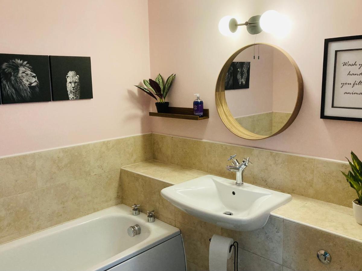 Jungle Escape, City Apartment With Parking & Terrace Chester Exteriör bild