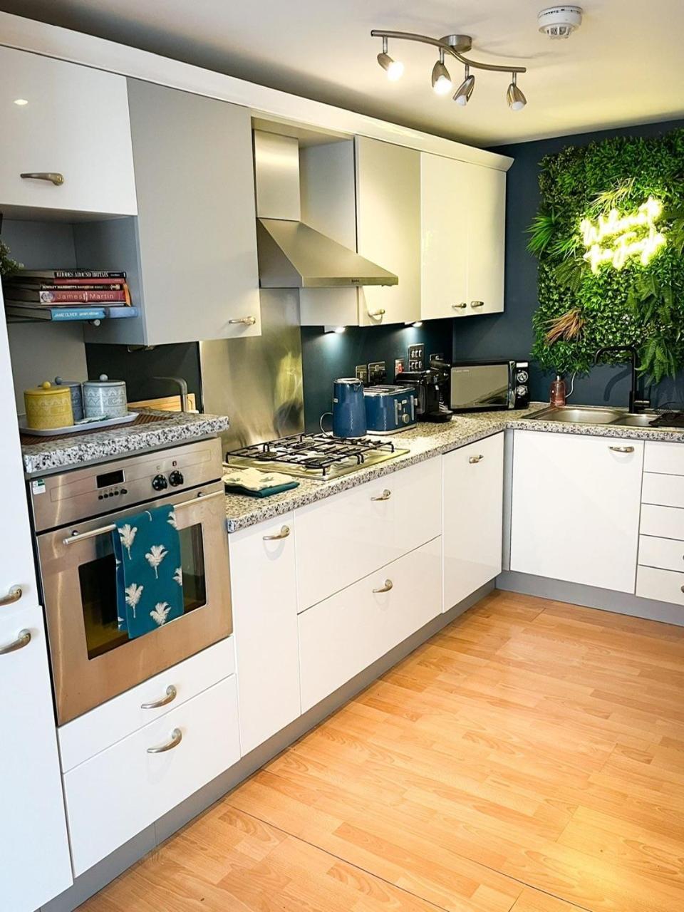 Jungle Escape, City Apartment With Parking & Terrace Chester Exteriör bild