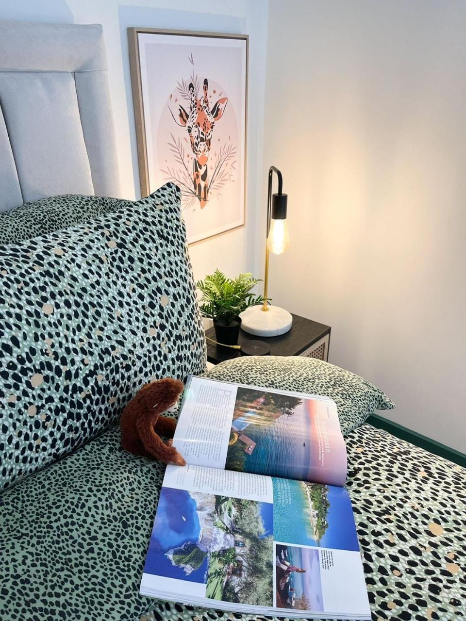 Jungle Escape, City Apartment With Parking & Terrace Chester Exteriör bild